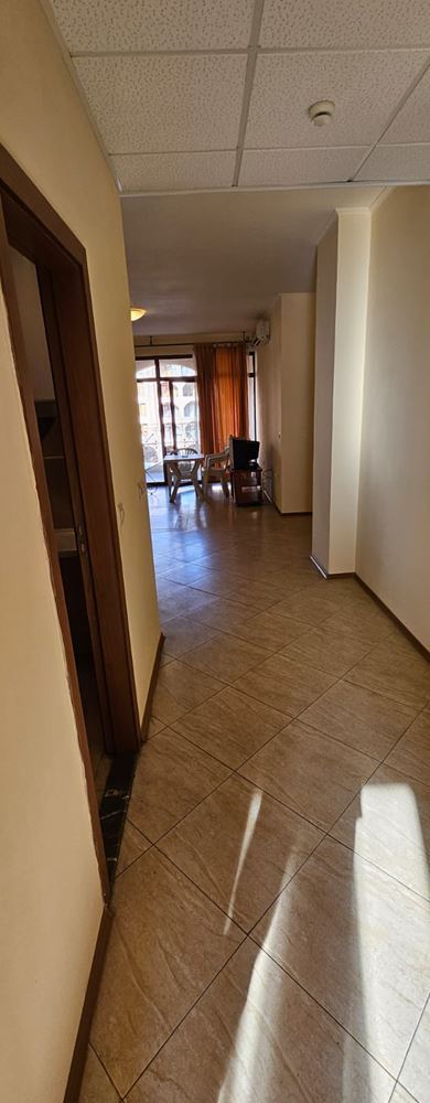 Przestronne mieszkanie z jedną sypialnią z widokiem na basen – umeblowane, z Aktem 16 i gotowe do zamieszkania