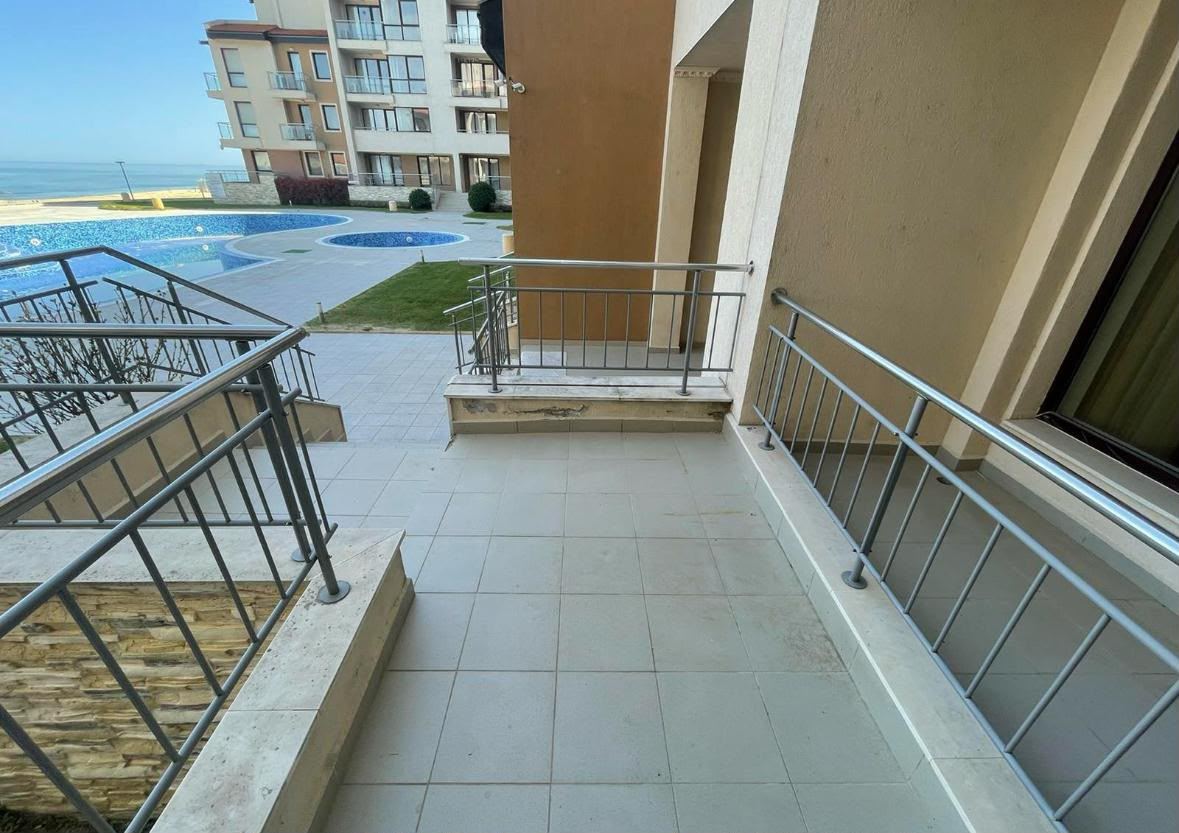 Przestronne mieszkanie z dwiema sypialniami w pierwszej linii brzegowej w Obzor z panoramicznym widokiem na morze