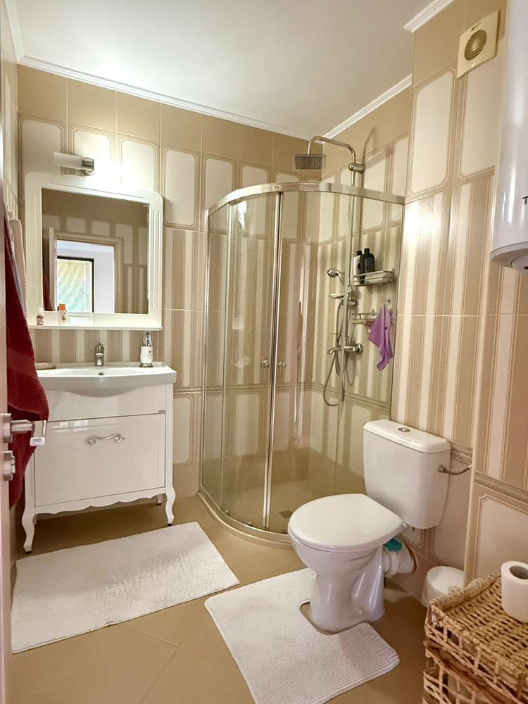 Luksusowy apartament typu mezonet z przestronną werandą i widokiem na basen w Świętym Własie