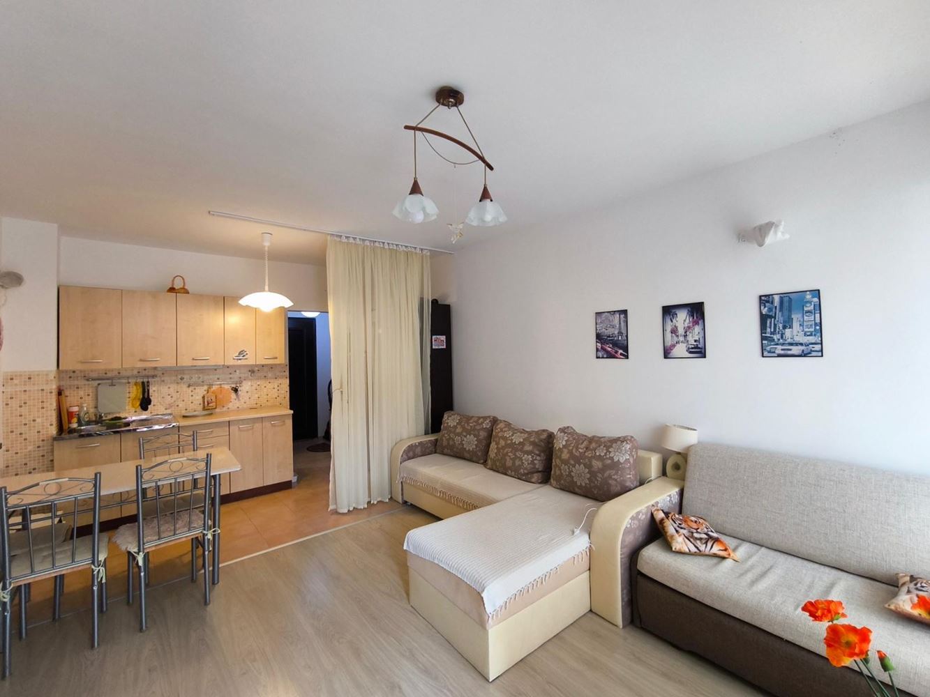Przestronne i jasne studio w Pomorie – centralna lokalizacja, niskie koszty i doskonała inwestycja