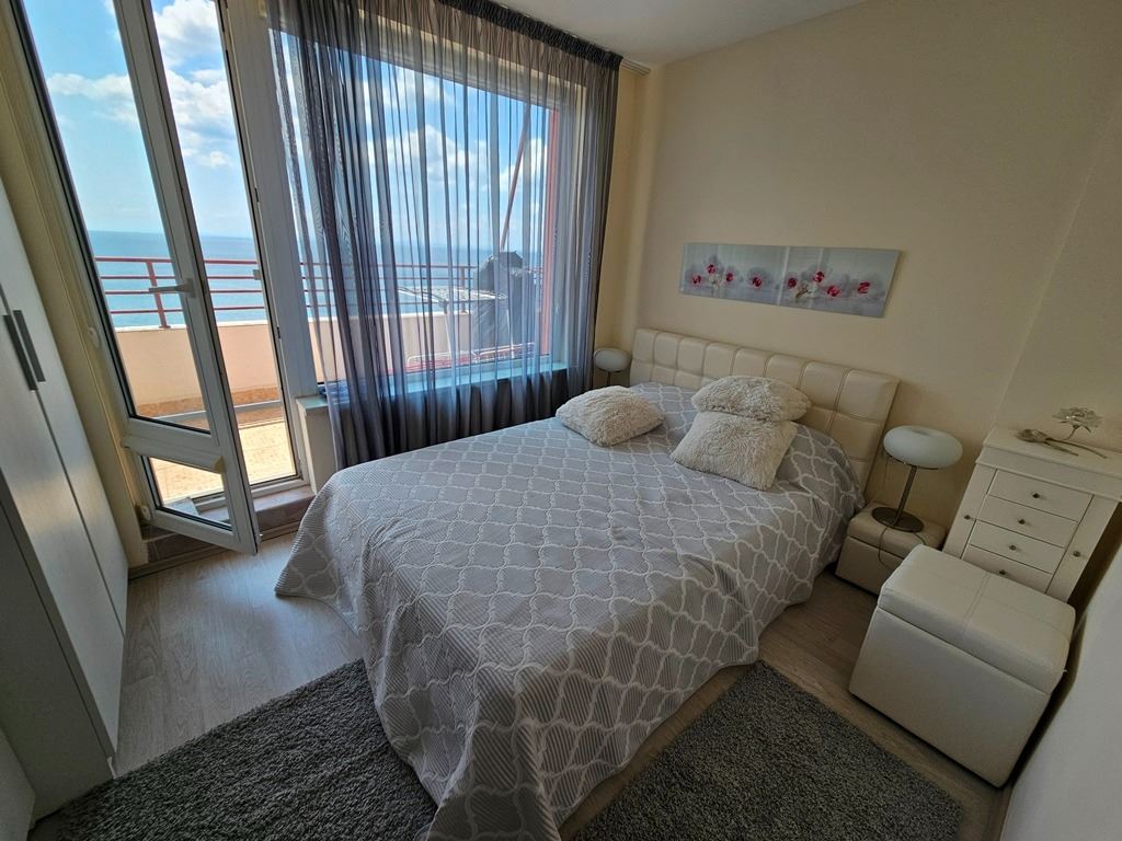 Luksusowy apartament panoramiczny na pierwszej linii morza z dwiema sypialniami i ogromnym tarasem