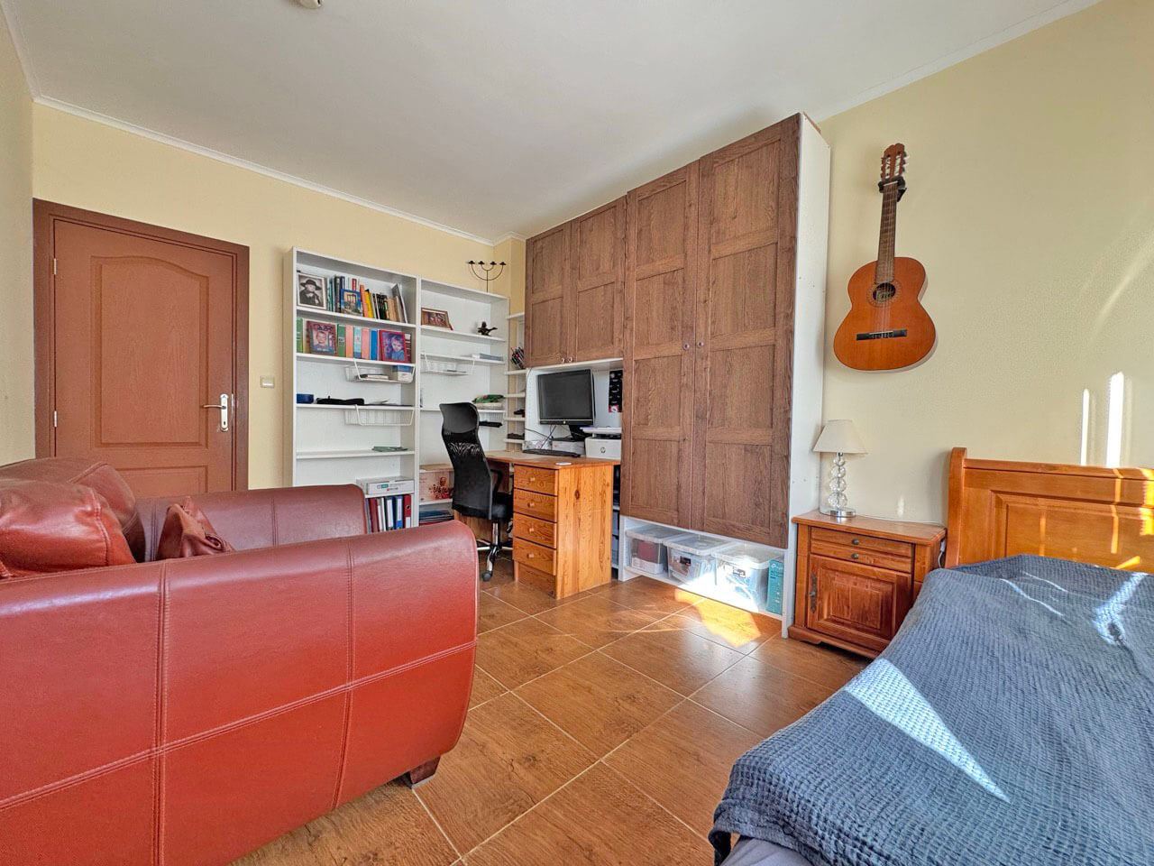 Przestronny apartament z dwiema sypialniami z panoramicznym widokiem na morze i góry – komfort, styl i spokój wśród natury