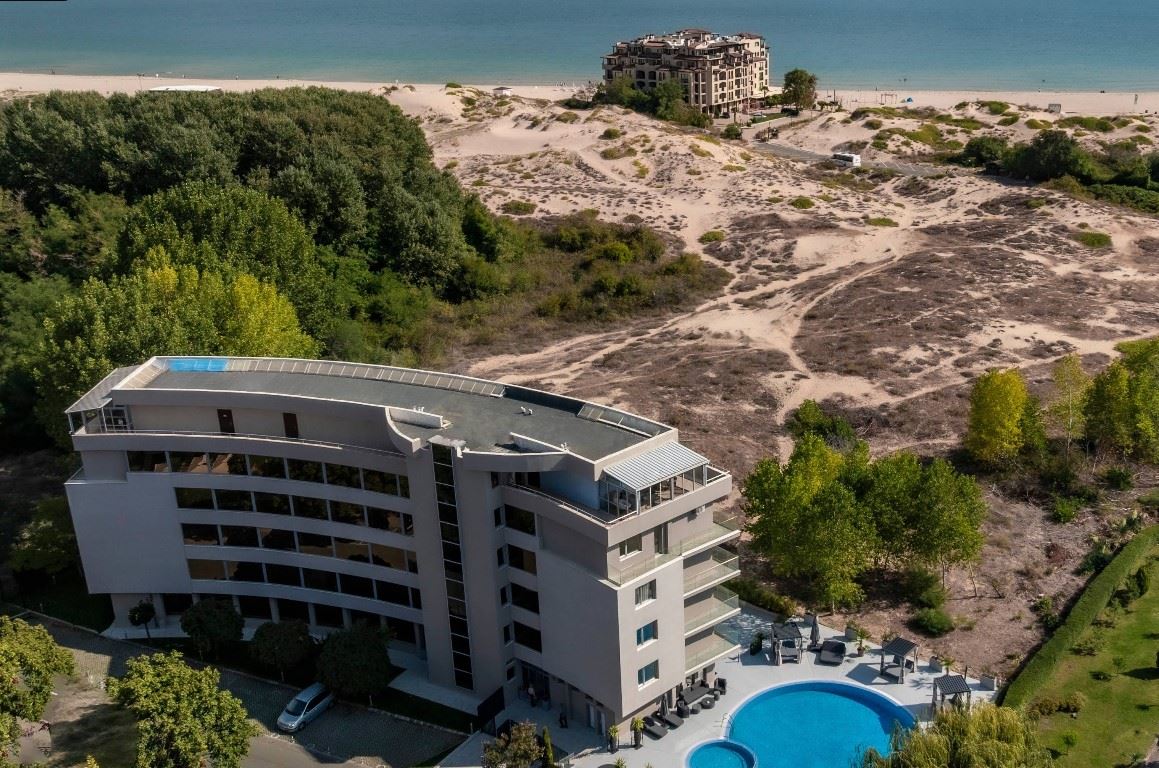 Pierwsza linia nad morzem w Słonecznym Brzegu – nowe umeblowanie i prywatny ogród