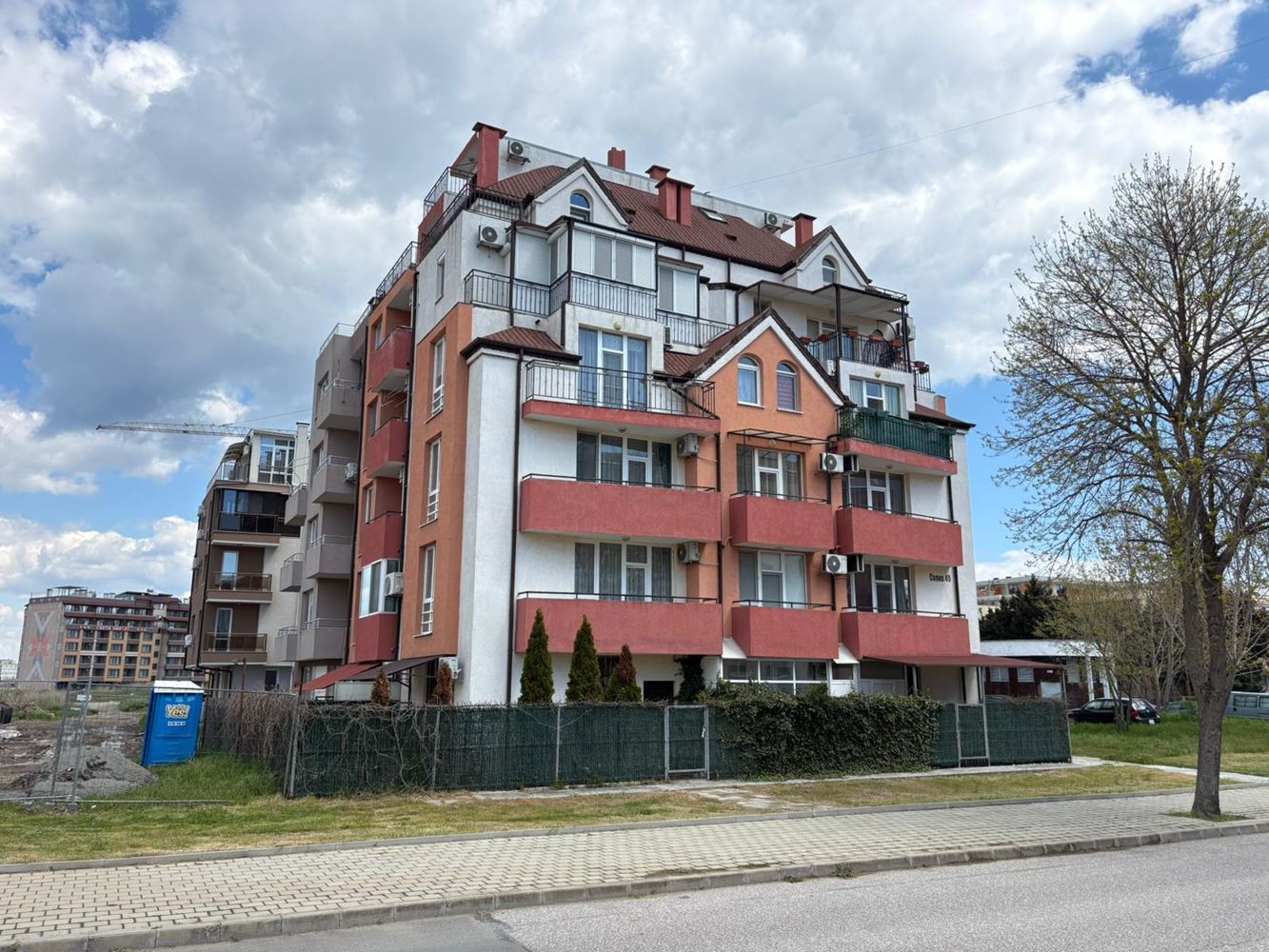 Przestronne mieszkanie z jedną sypialnią z panoramicznym widokiem na solanki i morze w mieście Pomorie