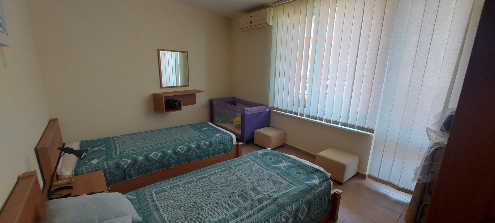 Przestronny apartament z dwiema sypialniami i widokiem na morze w pierwszej linii brzegowej – gotowy do zamieszkania