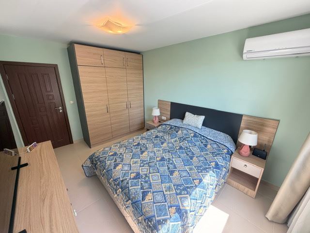 Przestronny apartament z 2 sypialniami w pierwszej linii brzegowej z frontalnym panoramicznym widokiem na morze