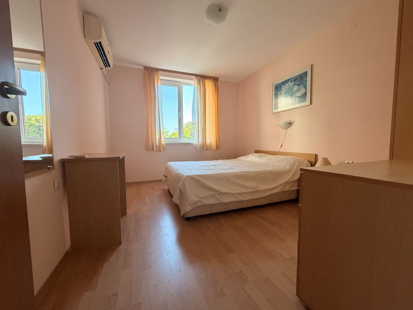 Apartament w absolutnie pierwszej linii w Świętym Własie! Przestronny apartament z jedną sypialnią z pięknym widokiem na morze