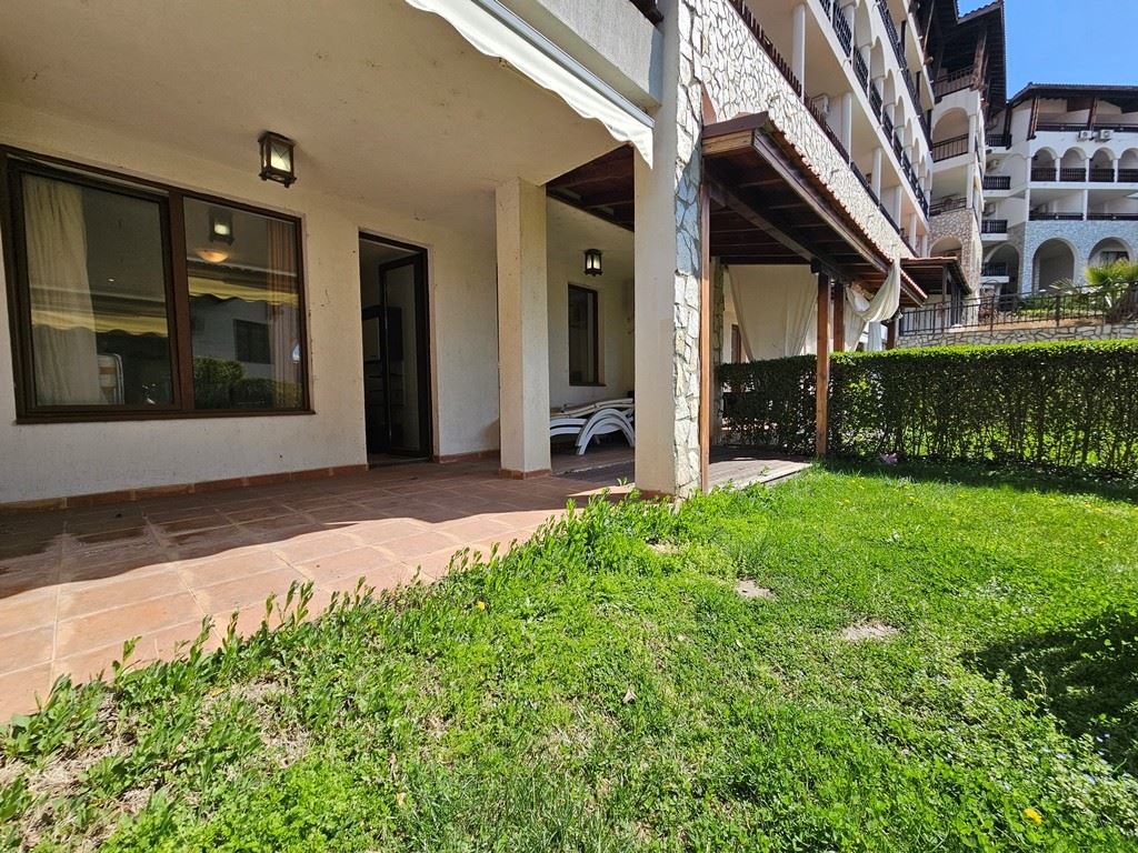 Luksus na pierwszej linii – stylowe mieszkanie z werandą, prywatnym ogrodem i widokiem na morze w Świętym Własie