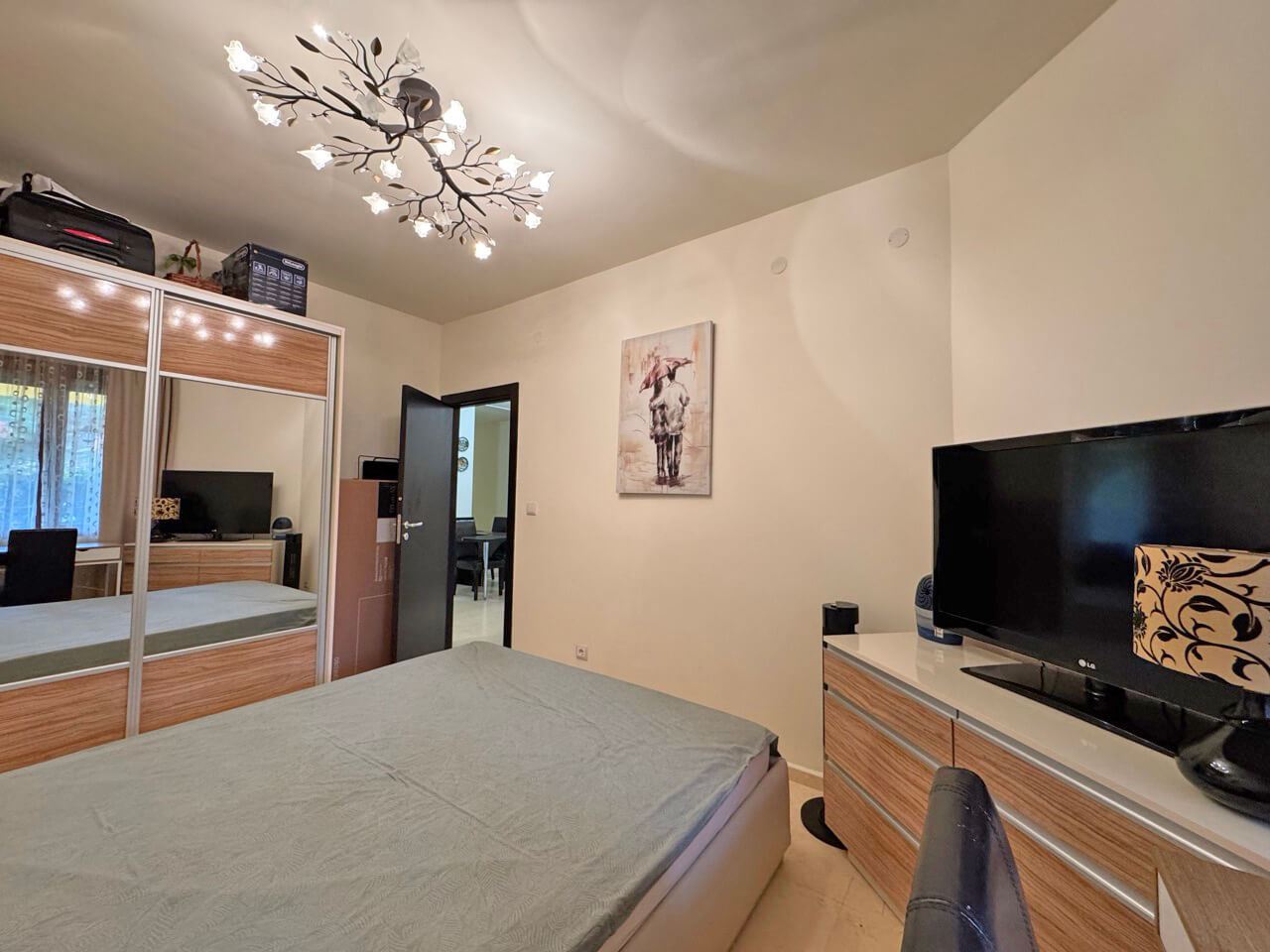 Elegancki apartament z jedną sypialnią na pierwszej linii brzegowej w Sweti Własie z bezpośrednim wyjściem do ogrodu i basenu