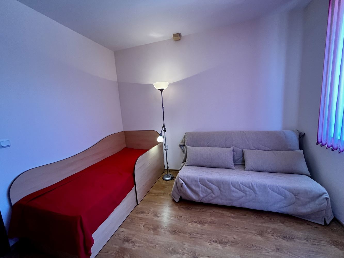 Morski komfort i spokój w pobliżu Nesebyru! Umeblowany apartament z jedną sypialnią z widokiem na basen w luksusowym zamkniętym kompleksie