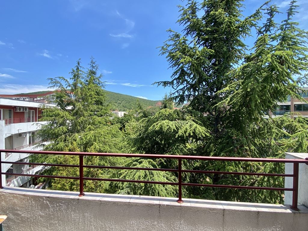 Studio na pierwszej linii w kompleksie w Elenite – morze, góry i komfort wakacyjny w jednym