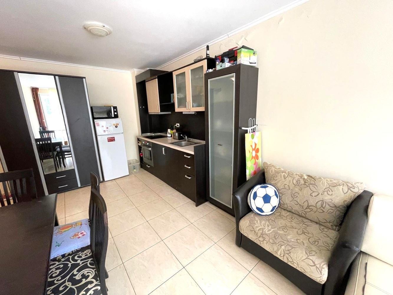 Duży apartament z jedną sypialnią 100 metrów od plaży w Pomorie z bezpośrednim dostępem do basenu
