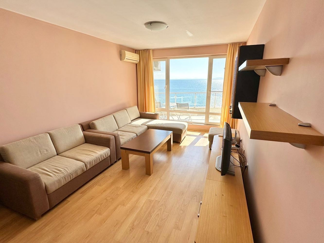 Pierwsza linia brzegowa w Sveti Vlas – imponujący apartament dwupoziomowy z trzema sypialniami, panoramicznym widokiem i ogromnym tarasem
