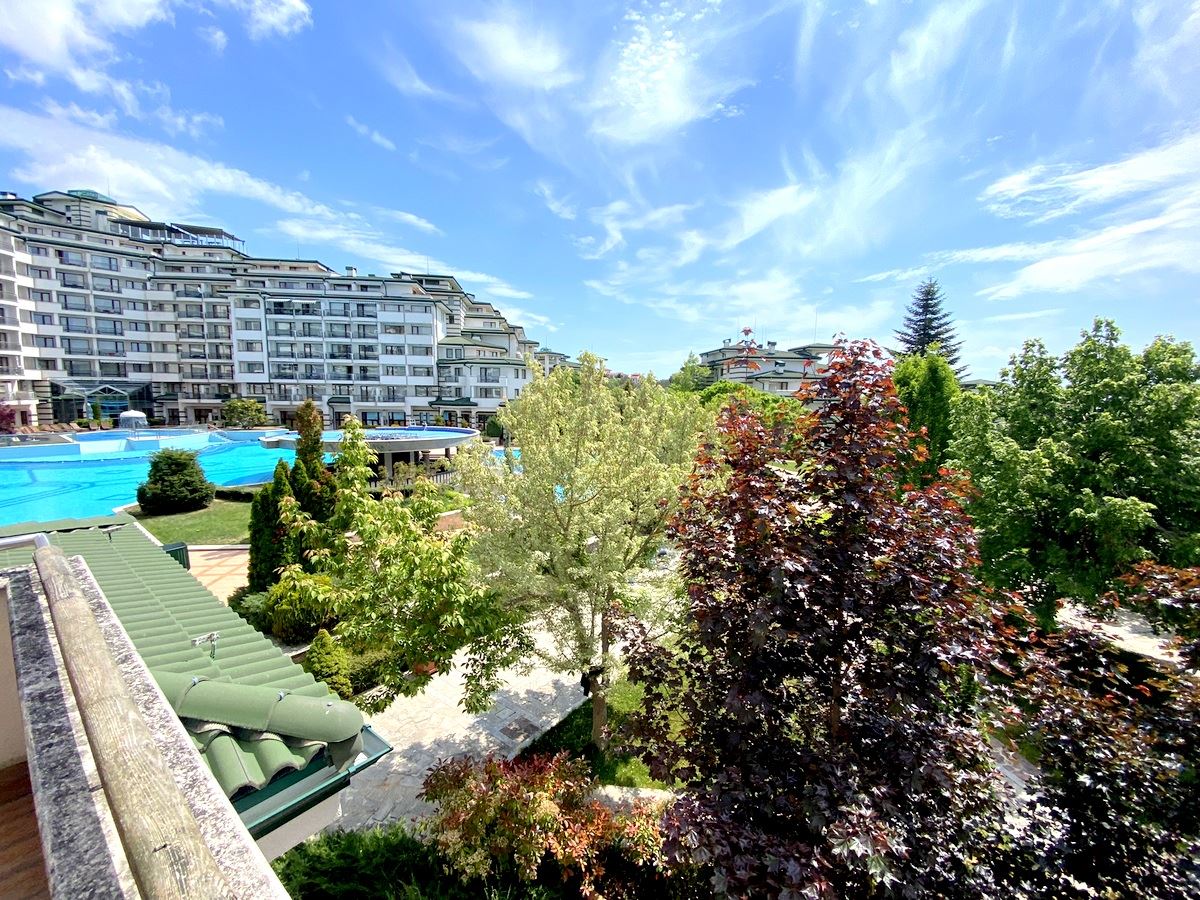 Mieszkanie dwupokojowe (z jedną sypialnią) w pierwszej linii morza w Ravda – luksus, natura i widok na basen