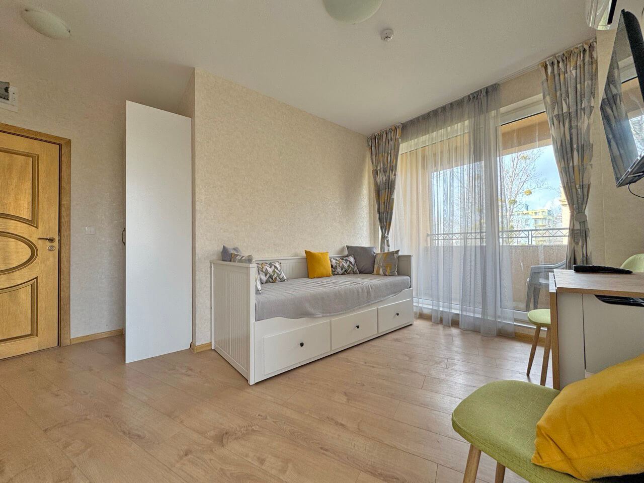 Jasne studio w luksusowym kompleksie – wspaniały komfort przy basenie