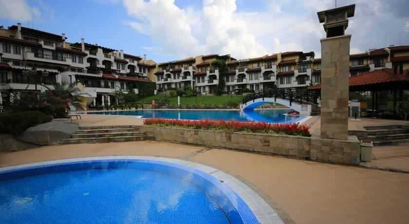 Apartament trzypokojowy z widokiem na morze i prywatną plażą w prestiżowym kompleksie w Czernomorcu