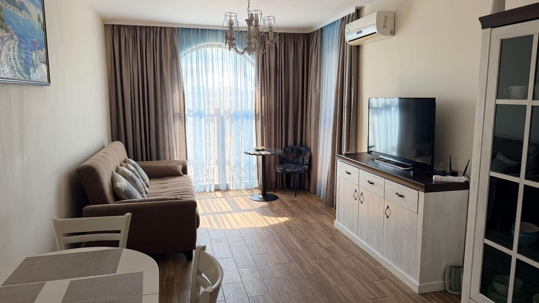 Dwupokojowy apartament z panoramicznym widokiem, o krok od morza w Rawdzie