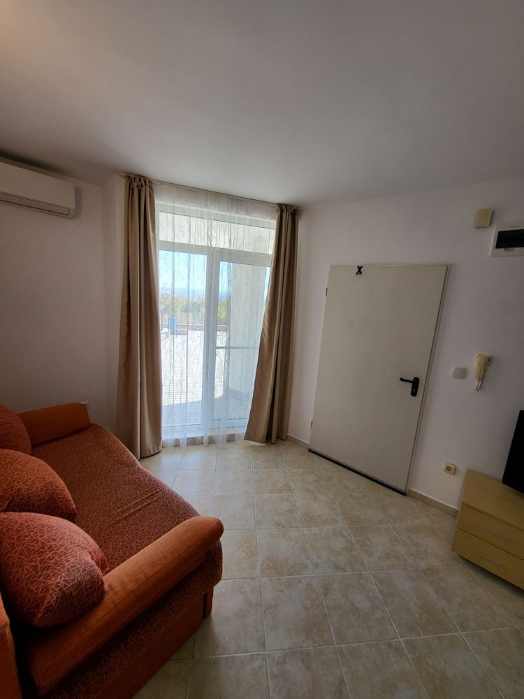 Mały apartament z jedną sypialnią i bezpośrednim wyjściem na basen – przytulna nieruchomość w kompleksie z bogatą infrastrukturą w pobliżu Słonecznego Brzegu