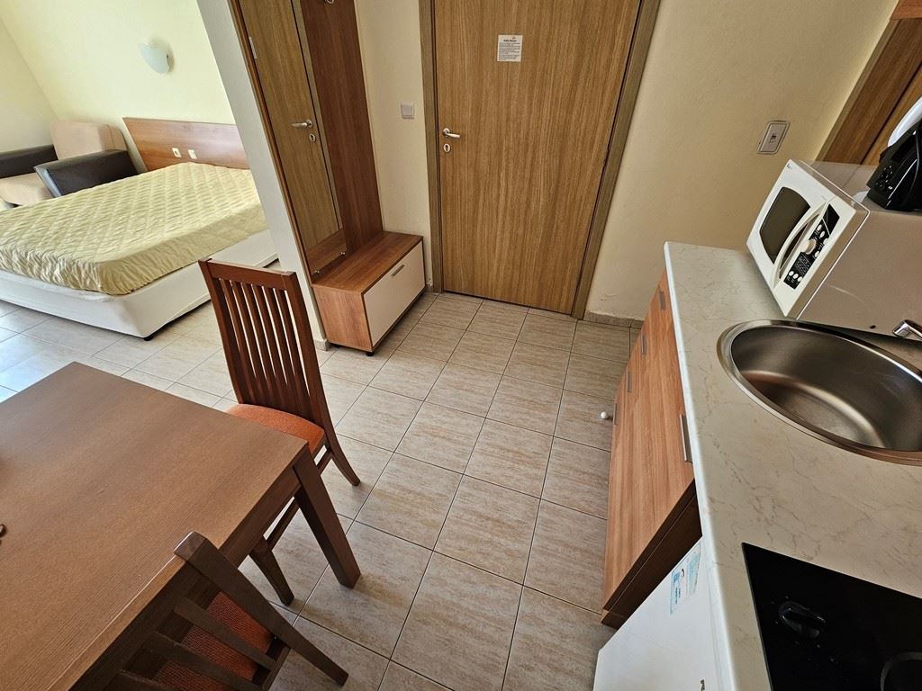 Stylowe studio z panoramicznym widokiem na basen w Słonecznym Brzegu – gotowe do zamieszkania i inwestycji