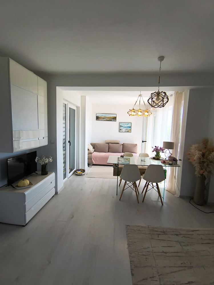 Odnowione mieszkanie dwupokojowe z panoramicznym widokiem w nowoczesnym kompleksie blisko Słonecznego Brzegu