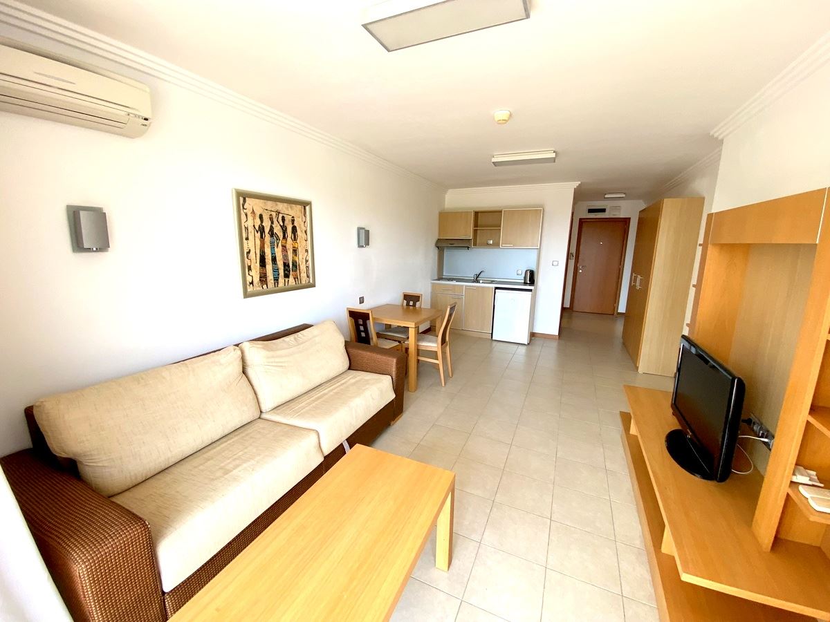 Mieszkanie dwupokojowe (z jedną sypialnią) w pierwszej linii morza w Ravda – luksus, natura i widok na basen