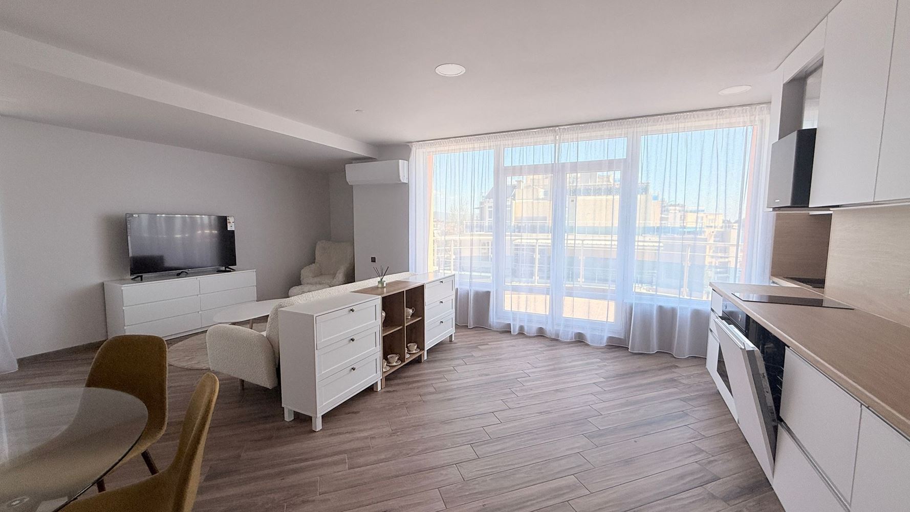 Luksusowy apartament z trzema sypialniami na pierwszej linii w Rawdzie – przestrzeń, prestiż i imponująca morska panorama