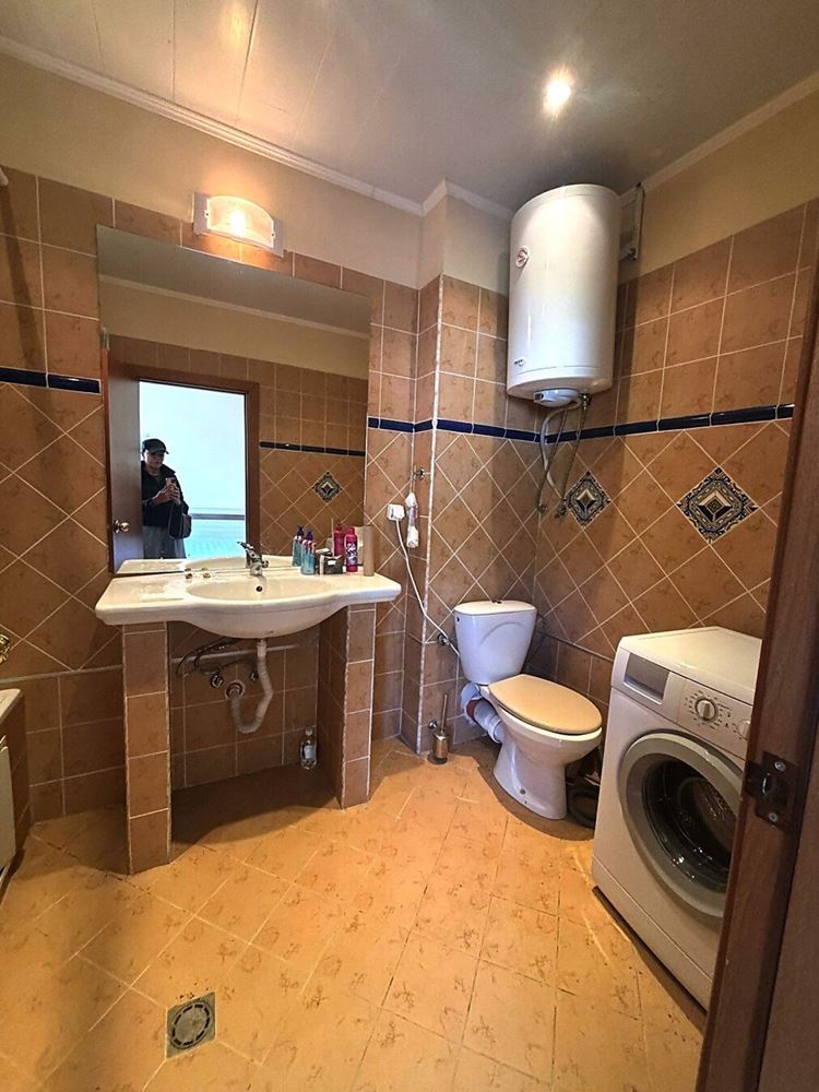 Jasny apartament z jedną sypialnią, dużym tarasem i widokiem na zieleń w Elenite