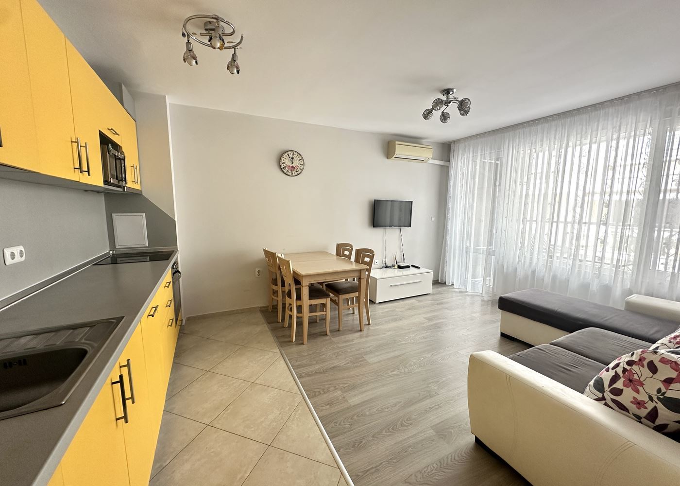 Mieszkanie z jedną sypialnią 100 m od plaży w Pomorie – komfort, wygoda i widok na morze