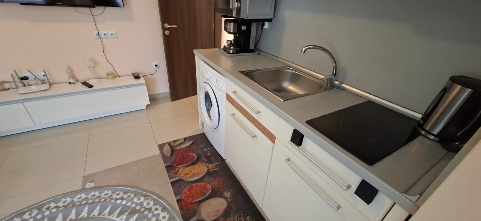 Komfort i funkcjonalność nad morzem – w pełni umeblowany apartament z jedną sypialnią w Świętym Własie