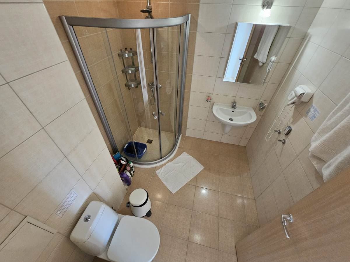 Luksusowy apartament z trzema sypialniami na pierwszej linii brzegowej w Obzorze – panoramiczny widok na morze i góry