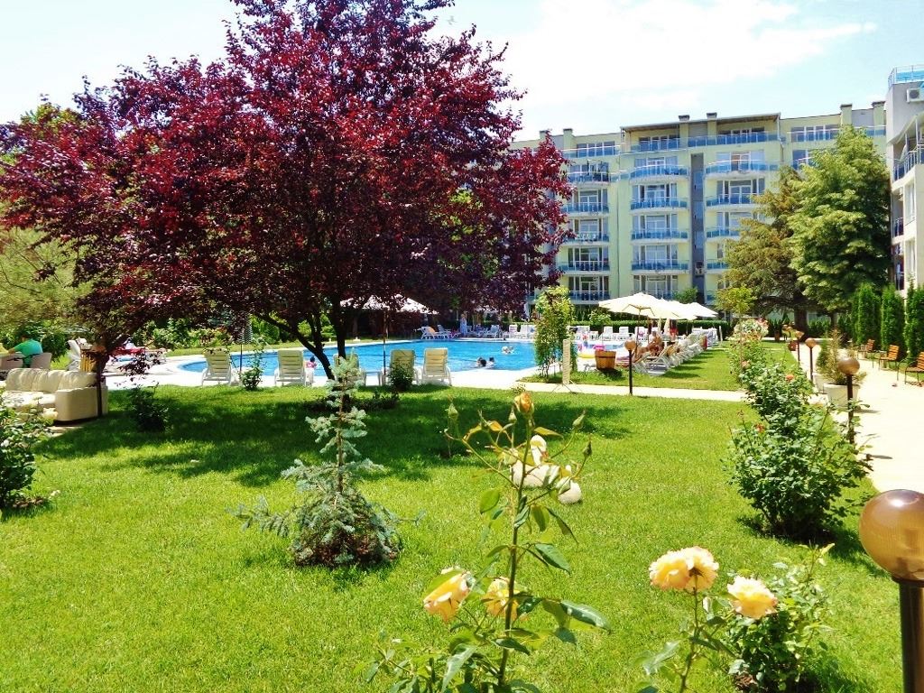 Słoneczne i przestronne studio z widokiem na morze w Rawdzie – 100 m od plaży, w zadbanym kompleksie z basenem i zielenią