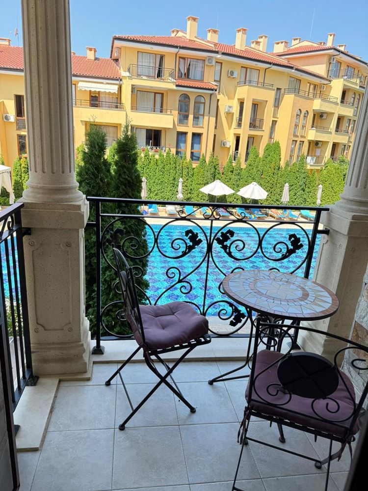 Luksusowy apartament typu mezonet z przestronną werandą i widokiem na basen w Świętym Własie
