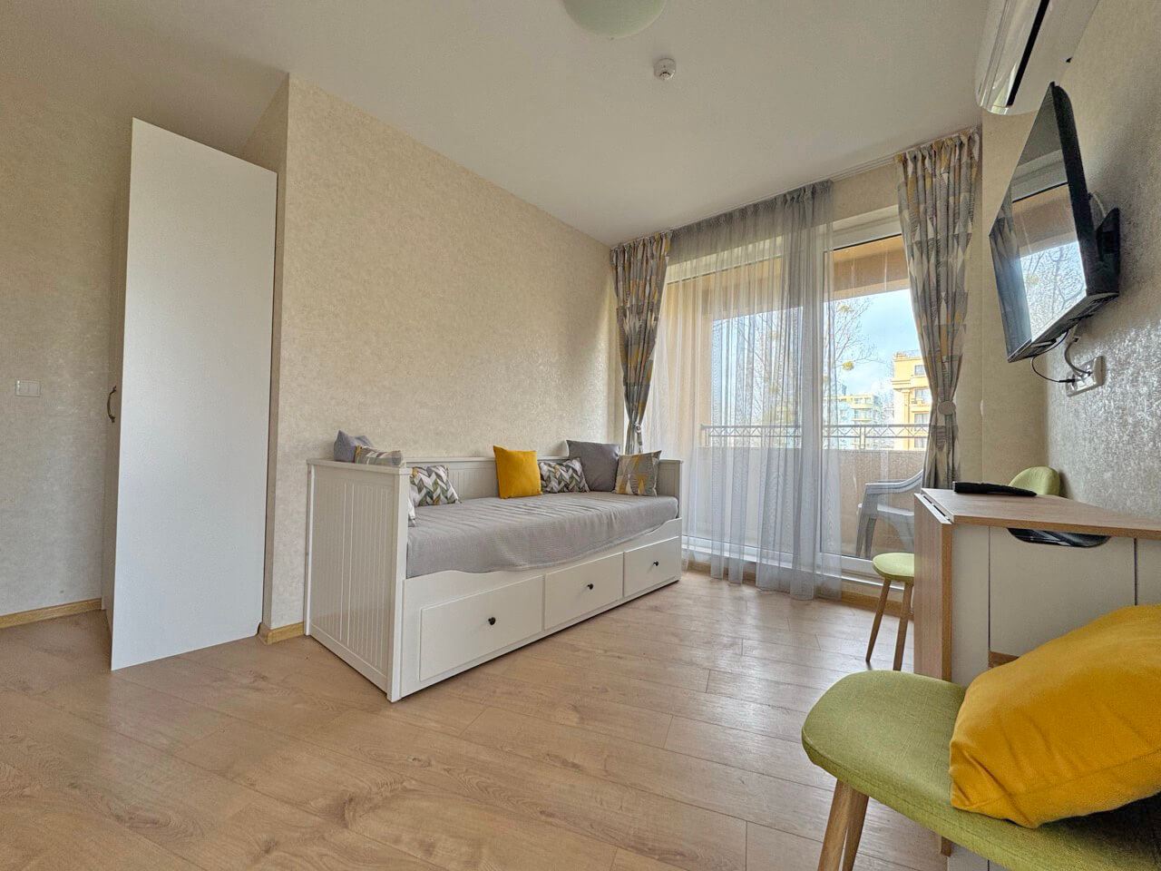 Jasne studio w luksusowym kompleksie – wspaniały komfort przy basenie