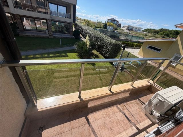 Przestronny apartament z 2 sypialniami w pierwszej linii brzegowej z frontalnym panoramicznym widokiem na morze