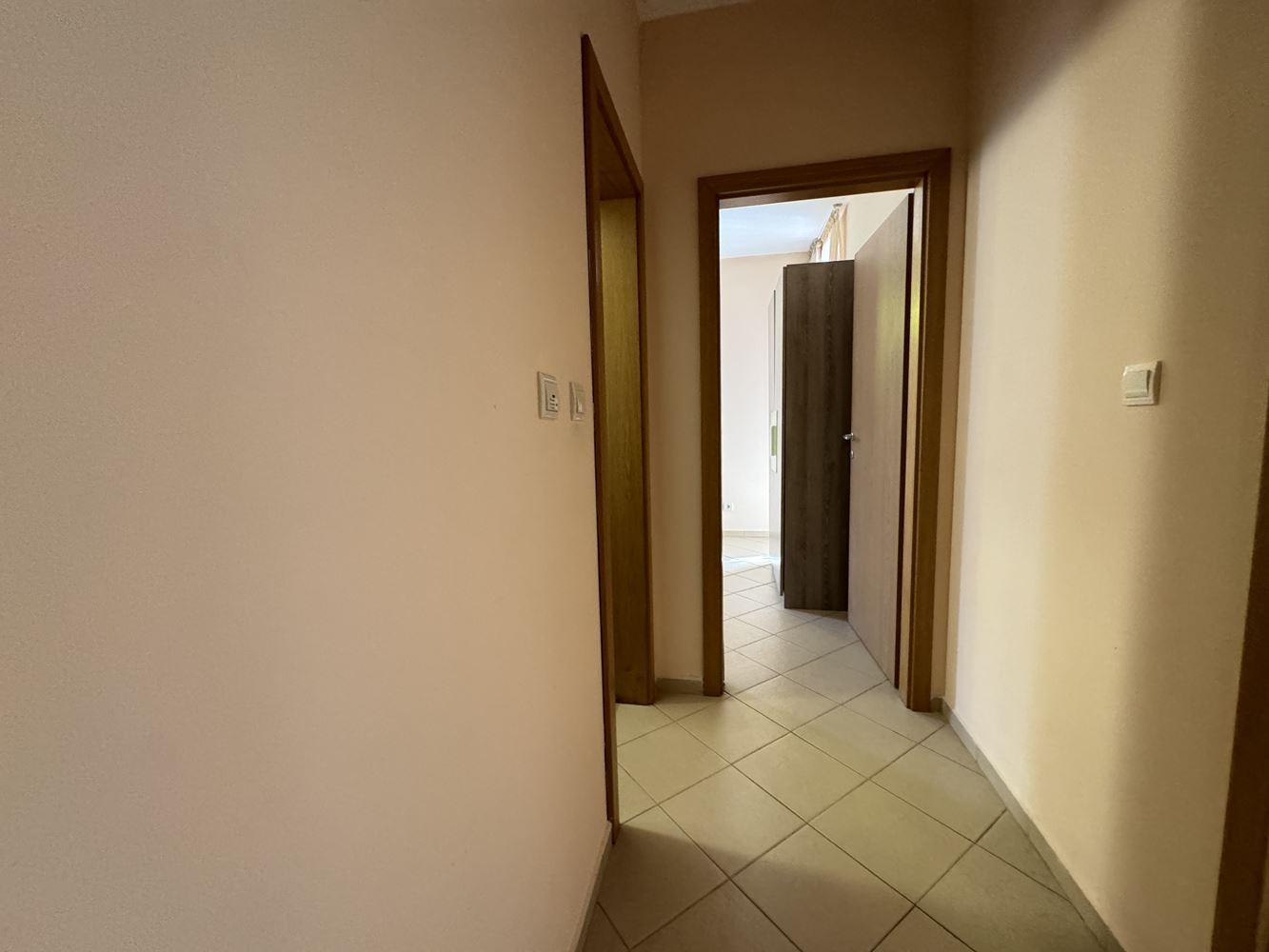 Przestronny apartament z dwiema sypialniami w pierwszej linii brzegowej w Sweti Własie – widok na morze i baseny