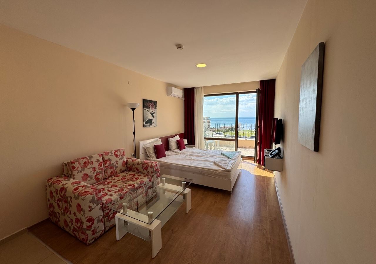 Studio w pierwszej linii brzegowej z widokiem na morze w luksusowym kompleksie – w pełni umeblowane i gotowe do użytku