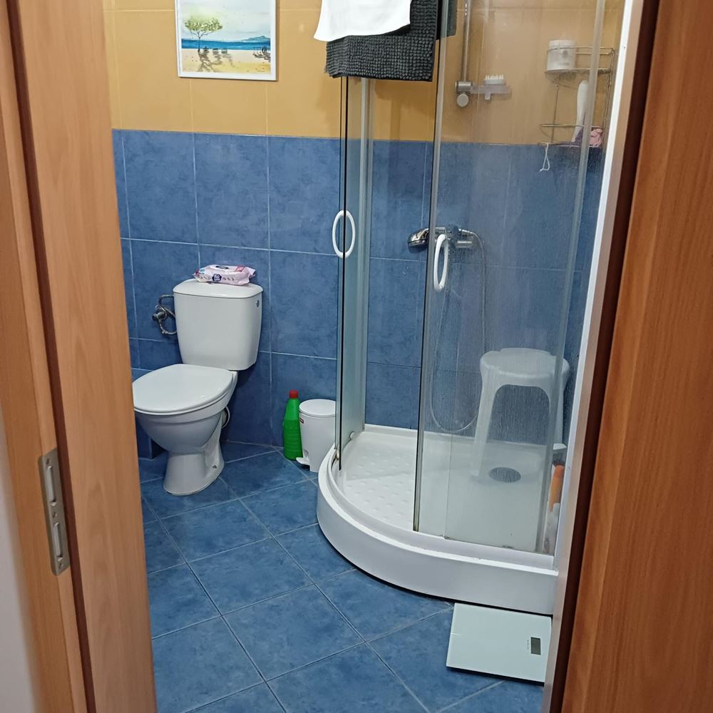 Przestronny apartament z dwiema sypialniami i panoramą morza w Rawdzie – kilka metrów od plaży, w pełni umeblowany i z doskonałym potencjałem inwestycyjnym