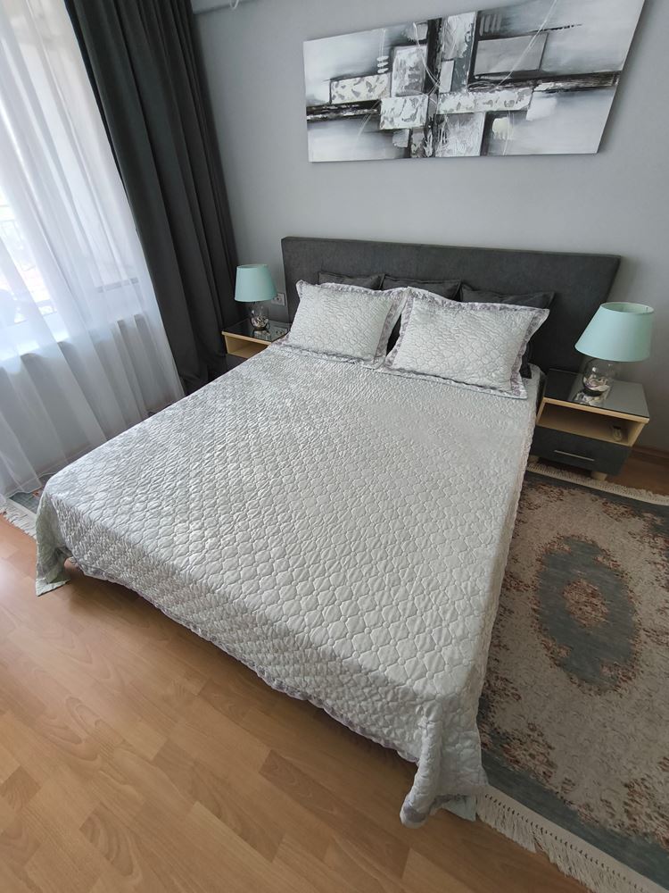 Luksusowy apartament z jedną sypialnią w pierwszej linii brzegowej w Świętym Własie