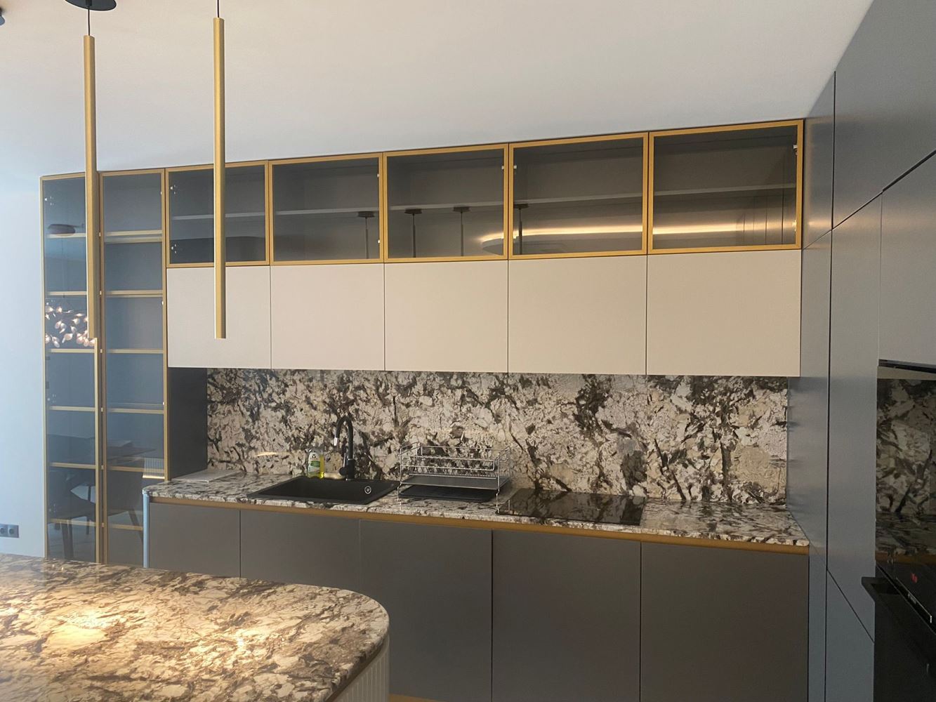 Elegancki i przestronny apartament trzypokojowy na pierwszej linii brzegowej w Nesebyrze – panoramiczny widok na morze i komfort premium