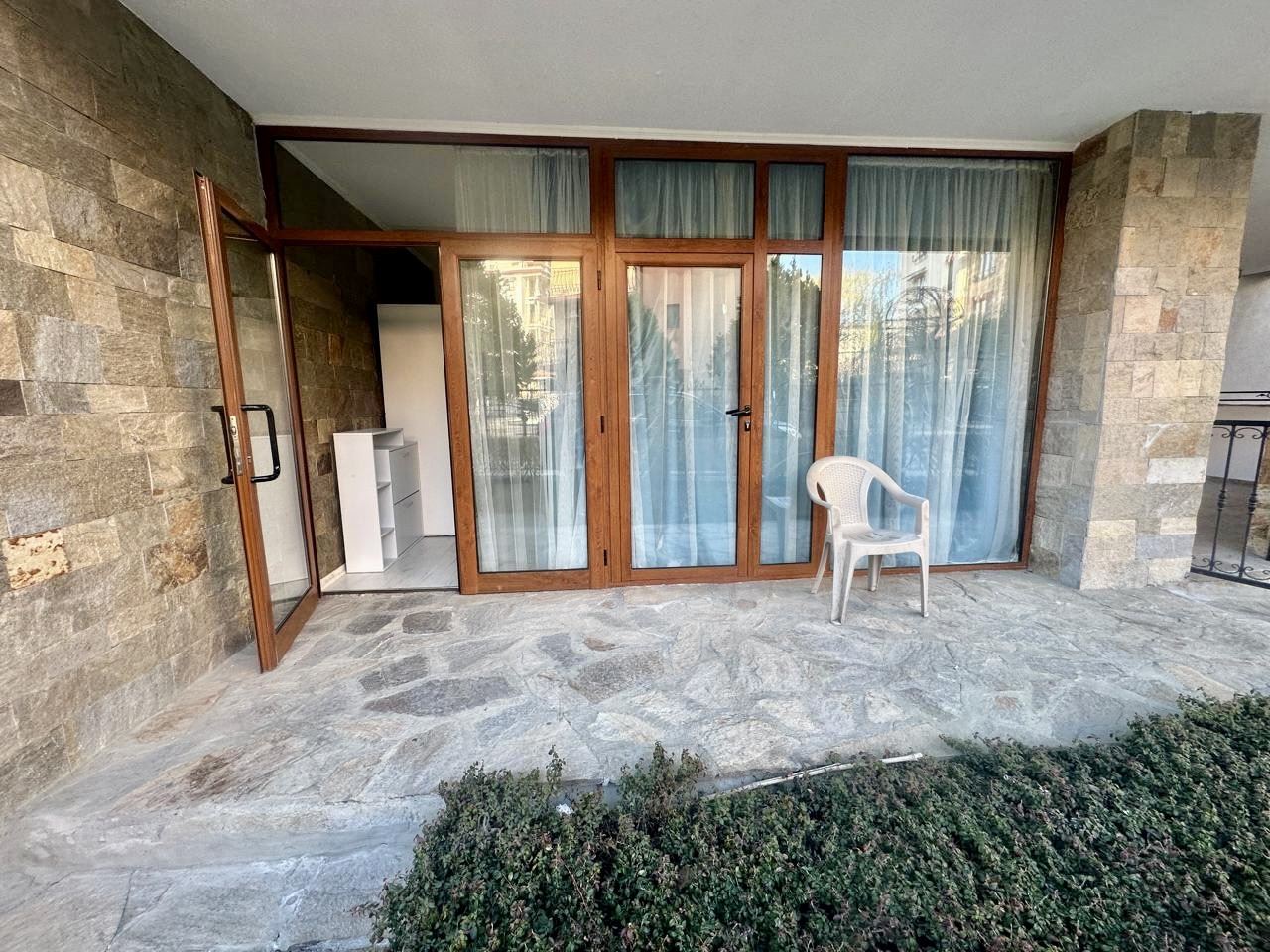 Przestronne studio na parterze z tarasem i możliwością przerobienia na mieszkanie z jedną sypialnią – tylko 300 m od morza