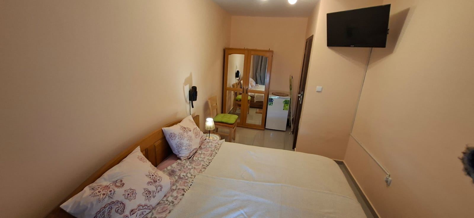 Komfort i funkcjonalność nad morzem – w pełni umeblowany apartament z jedną sypialnią w Świętym Własie