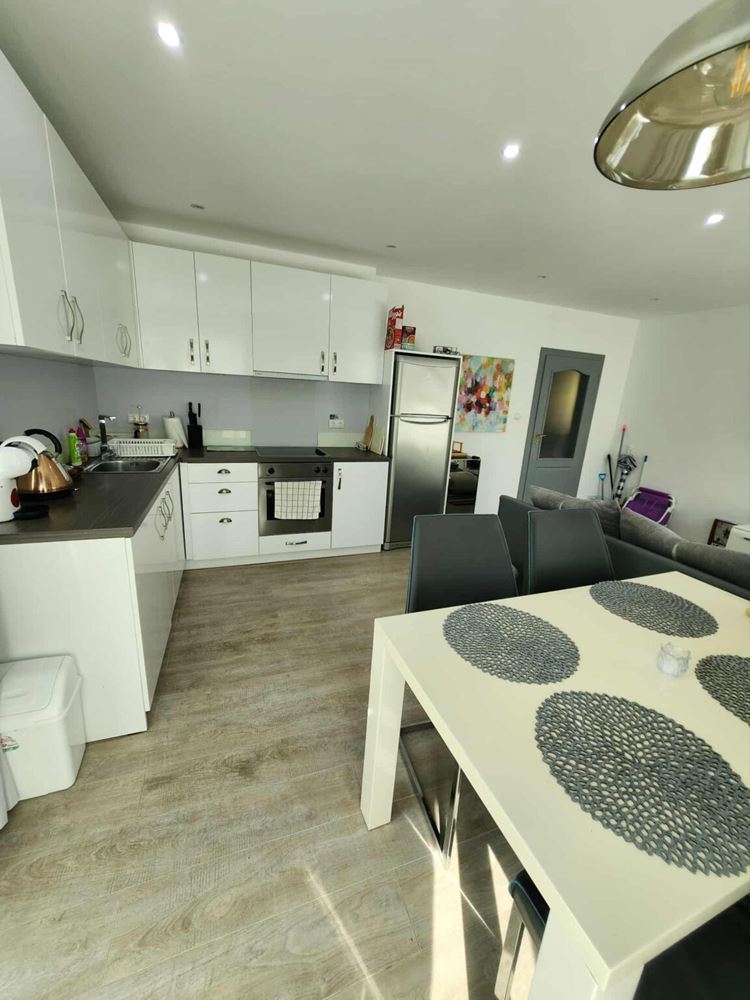 Apartament z dwiema sypialniami z widokiem na basen w Sveti Vlas – komfort, styl i doskonała lokalizacja