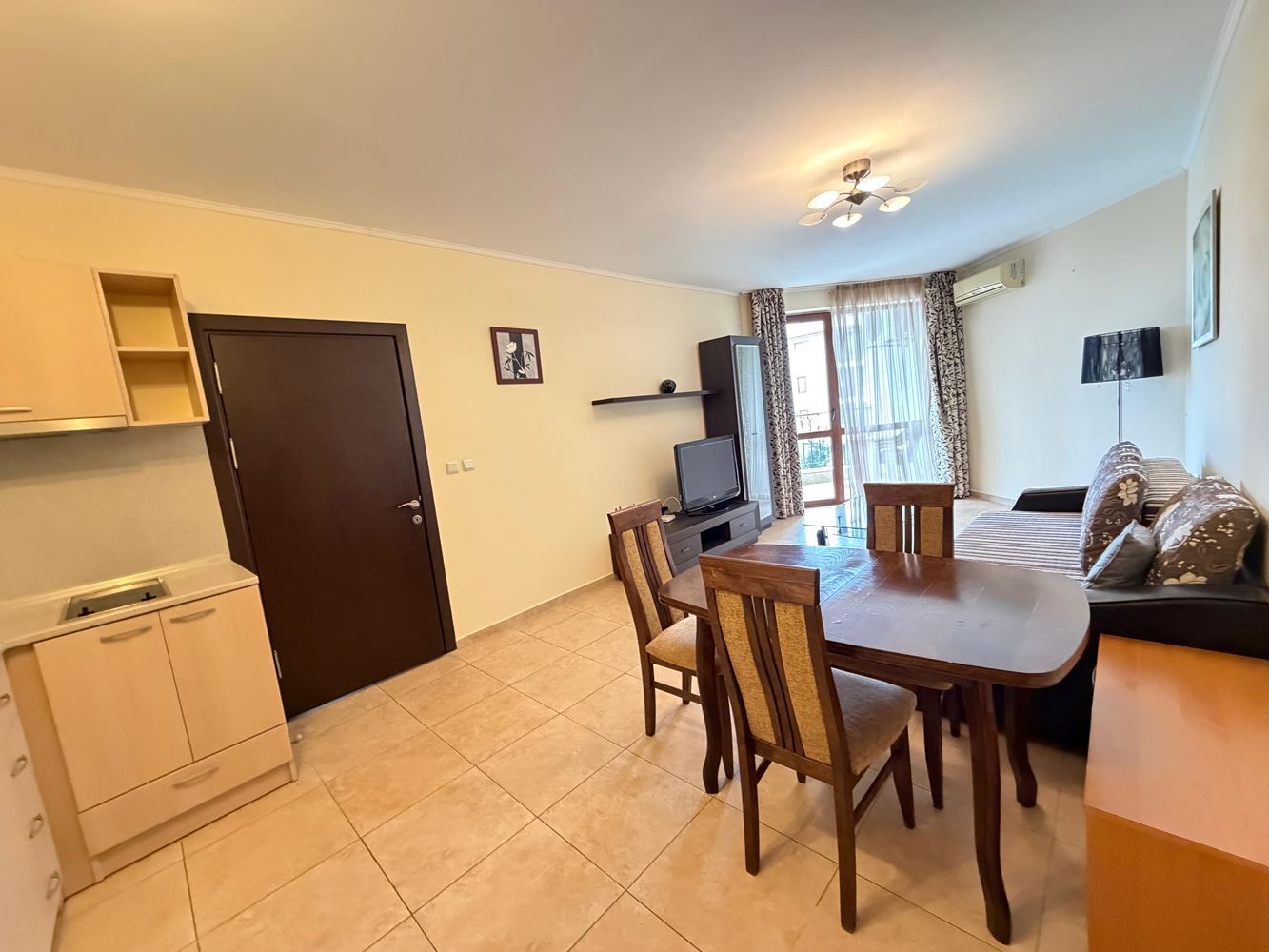 Apartament z dwiema sypialniami i widokiem na basen w Nesebyrze – przestrzeń, komfort i doskonała lokalizacja zaledwie 300 metrów od morza