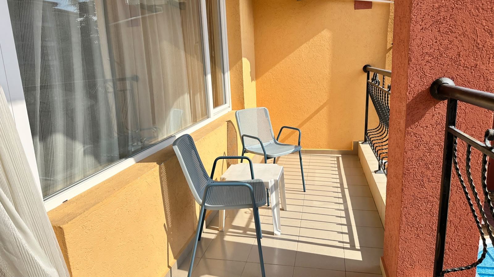 Jasny apartament z dwiema sypialniami w spokojnej części Nessebaru z niską opłatą za utrzymanie
