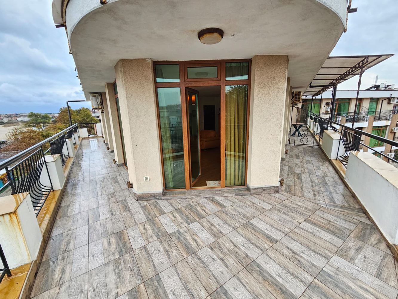 Przestronny apartament z trzema sypialniami na pierwszej linii morza w Sozopolu z wyjątkowym panoramicznym tarasem
