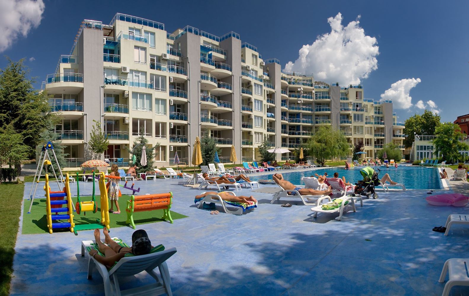 Słoneczne i przestronne studio z widokiem na morze w Rawdzie – 100 m od plaży, w zadbanym kompleksie z basenem i zielenią