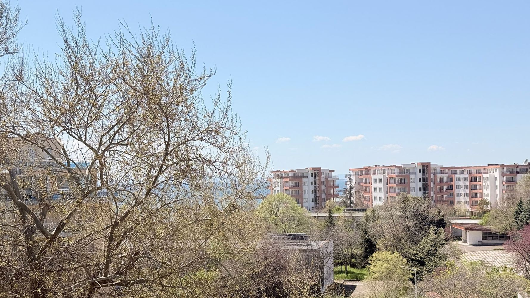 Luksusowy apartament z trzema sypialniami na pierwszej linii w Rawdzie – przestrzeń, prestiż i imponująca morska panorama