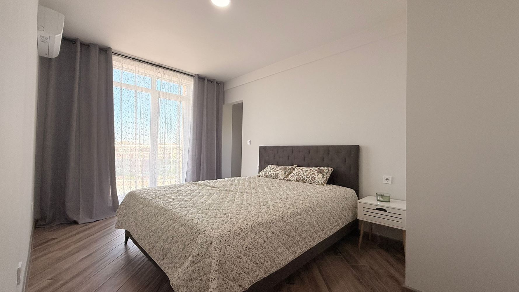 Luksusowy apartament z trzema sypialniami na pierwszej linii w Rawdzie – przestrzeń, prestiż i imponująca morska panorama