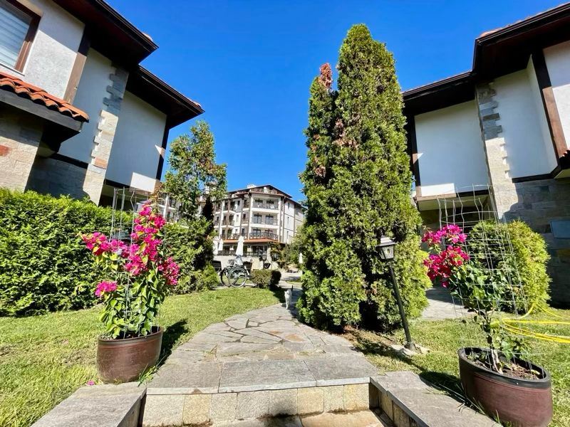 Przestronne w pełni umeblowane studio z widokiem na basen w Słonecznym Brzegu – komfort, spokój i doskonała inwestycja