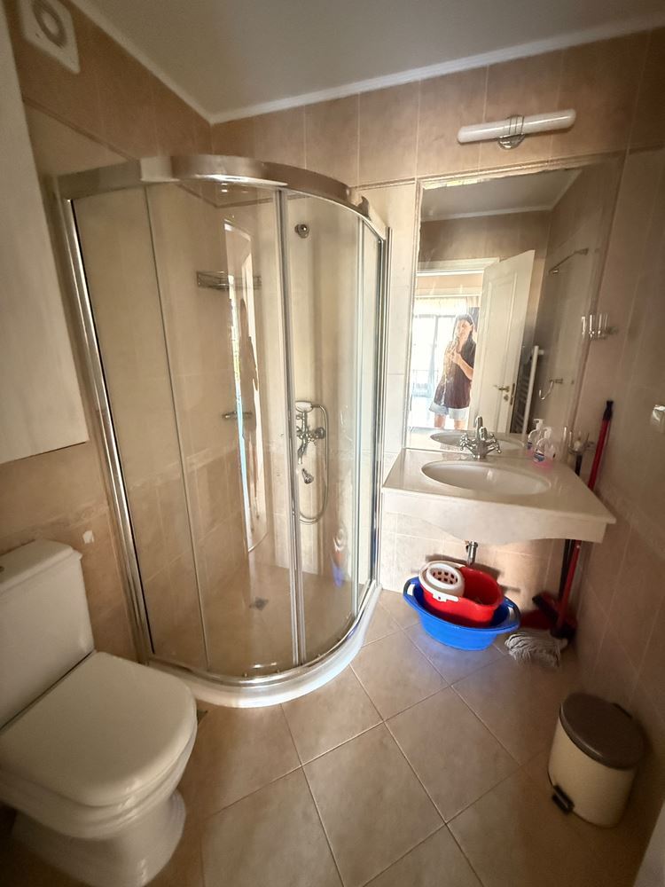 Apartament w pierwszej linii brzegowej z widokiem na morze – w pełni umeblowana nieruchomość w kompleksie w stylu śródziemnomorskim
